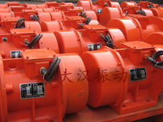 YZS振動(dòng)電機(jī)：加裝防護(hù)外殼，密封性強(qiáng)不易損壞。