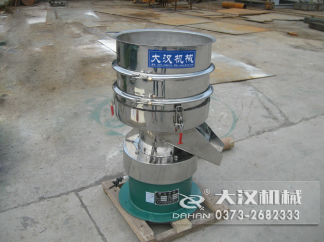 涂料過濾振動篩 涂料過濾振動篩:利用振動電機(jī)的振動力帶動物料在篩網(wǎng)上進(jìn)行篩分,從而利用篩網(wǎng)孔徑的大小不同,完成涂料的分級,除雜等篩分目的。
