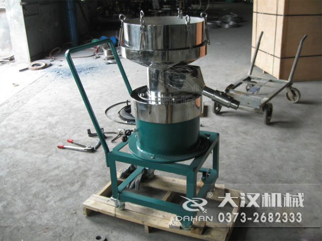 特殊制作的涂料振動篩 特殊制作的涂料振動篩-加裝小推車裝置,方便設(shè)備的移動。