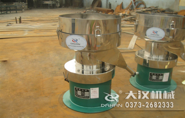 涂料振動篩 涂料振動篩底部為碳鋼材質(zhì),上半部分與無聊接觸的為不銹鋼材質(zhì),這種產(chǎn)品能夠在成本上有所節(jié)約。