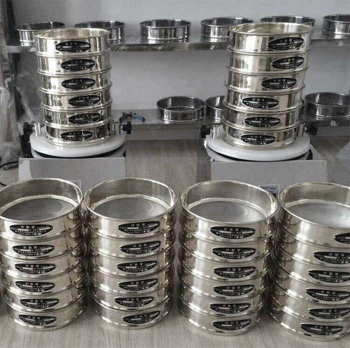 試驗篩采用SUS403不生銹材質，篩框壁厚0.6mm經久耐用不變形，可耐400°高溫，可用于無機，有機溶液。